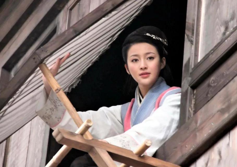 新《鹿鼎记》陈圆圆上线，演员脸肿身材发福，又成历届最差一版