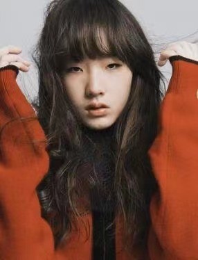 小S调侃女儿撞脸体操运动员，爆炸头无辜脸，幽默称运动员是儿子