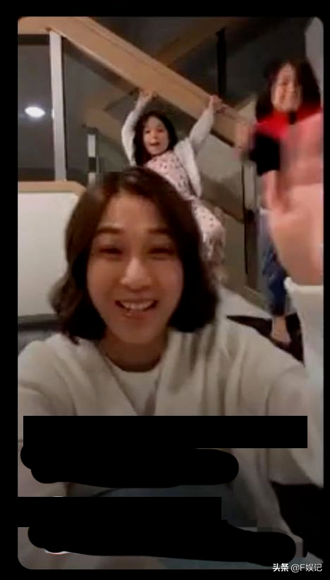 鍾嘉欣37歲生日開心收女兒禮物開直播一對子女亂入顯得很興奮