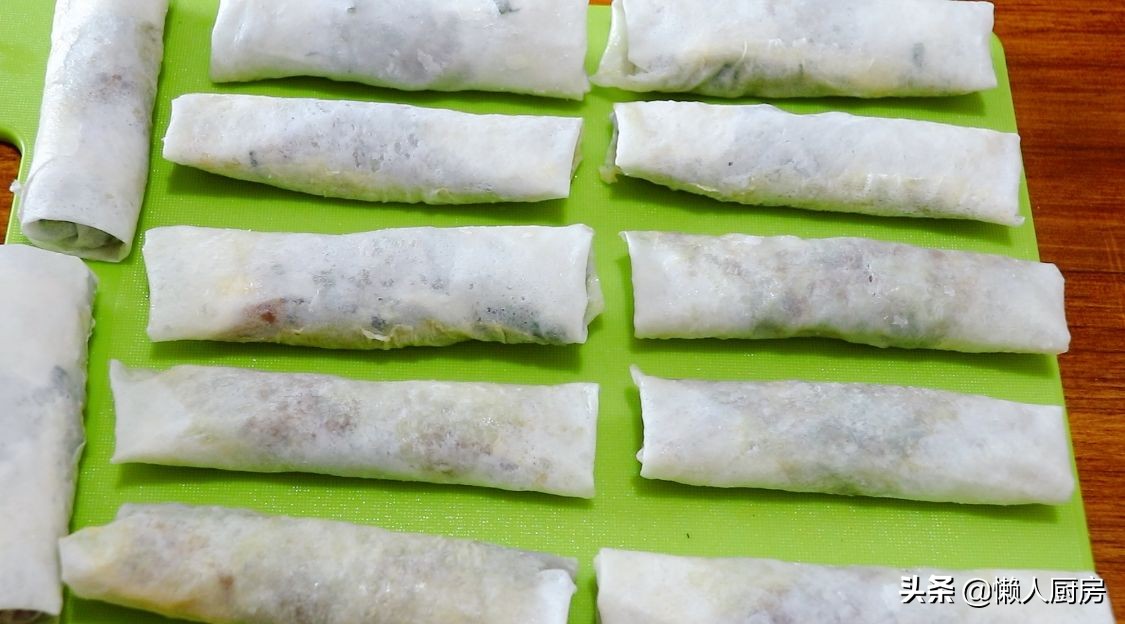 初春嚐鮮，挖野菜一天能賣100元，這樣包著春捲吃，還會灌湯