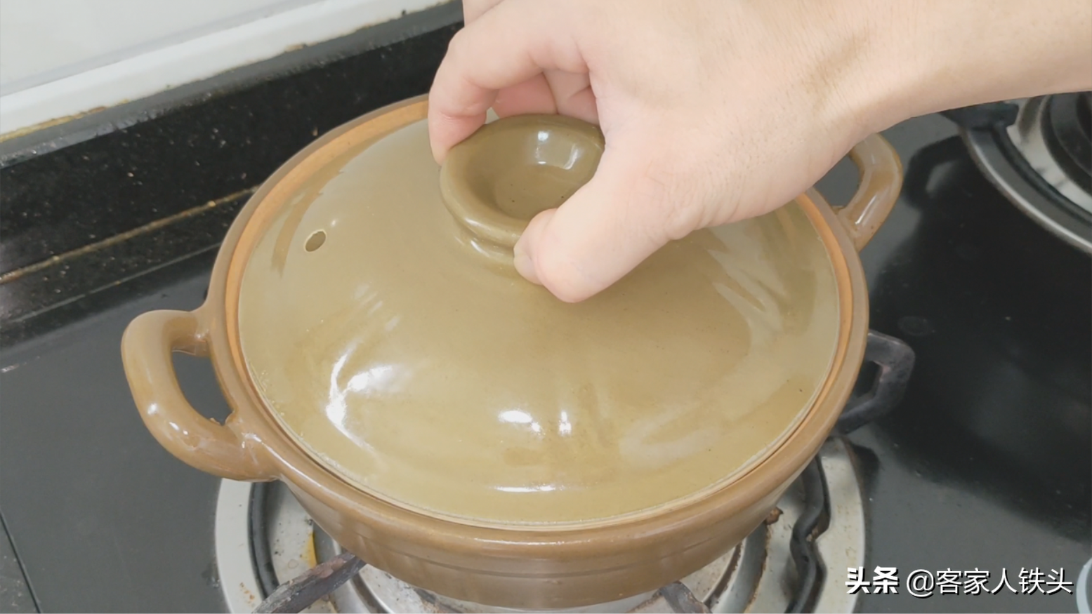 客家人传统的锅焗肉片，不加一滴水，香气四溢，一口一片好吃不腻