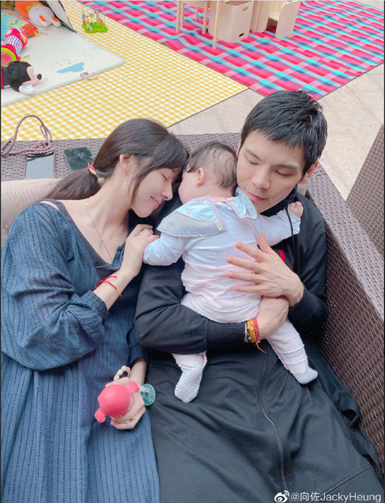 向佐父亲节晒全家福，全家人轮流抱小公主，女儿胖嘟嘟像极了向太