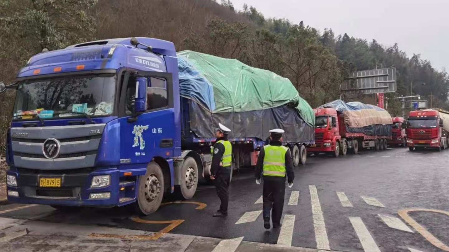 湖南常德桃花源交警：多部门联动应对雨雪低温天气