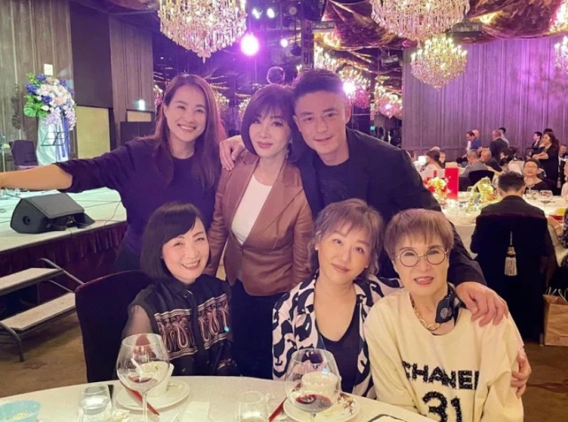 林心如4歲女兒近照曝光，穿連衣裙抱霍建華大腿撒嬌，太像洋娃娃