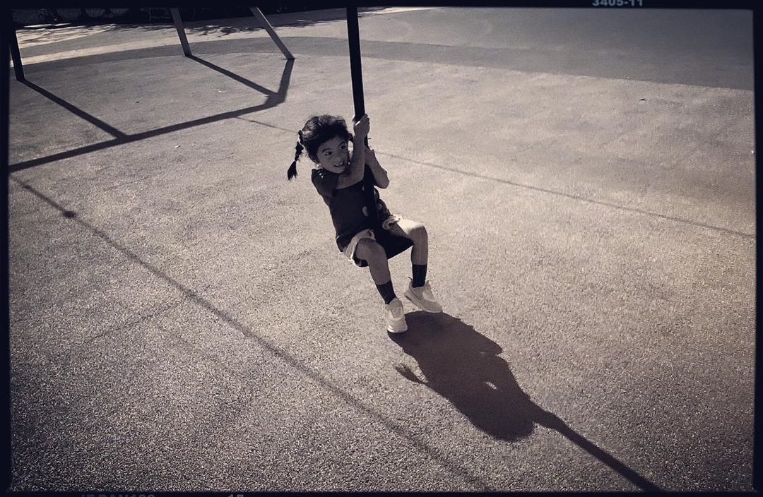 修杰楷变奶爸陪女儿荡秋千，咘咘波妞女汉子画风活泼好动