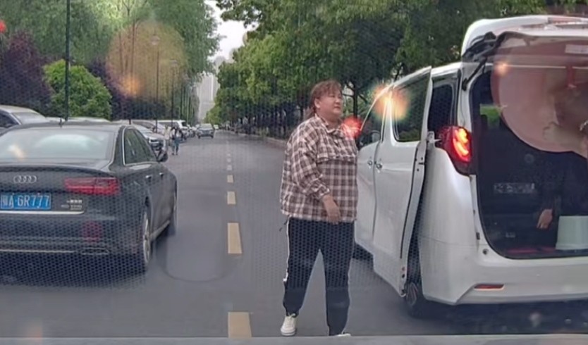 网友偶遇贾玲拍戏，四辆房车并列太气派，条件艰苦货车里换戏服？