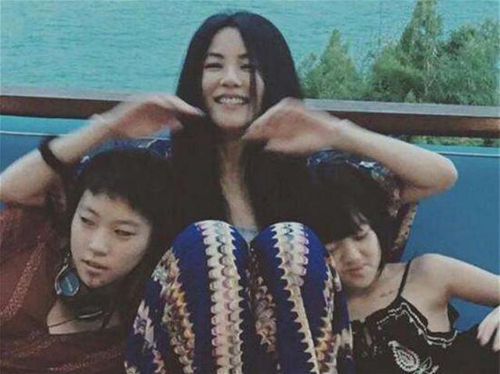 同样是自己女儿，为何王菲只争窦靖童却放弃李