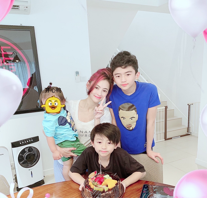 张柏芝最近身材是“反弹”了吗，侧面看似“圆