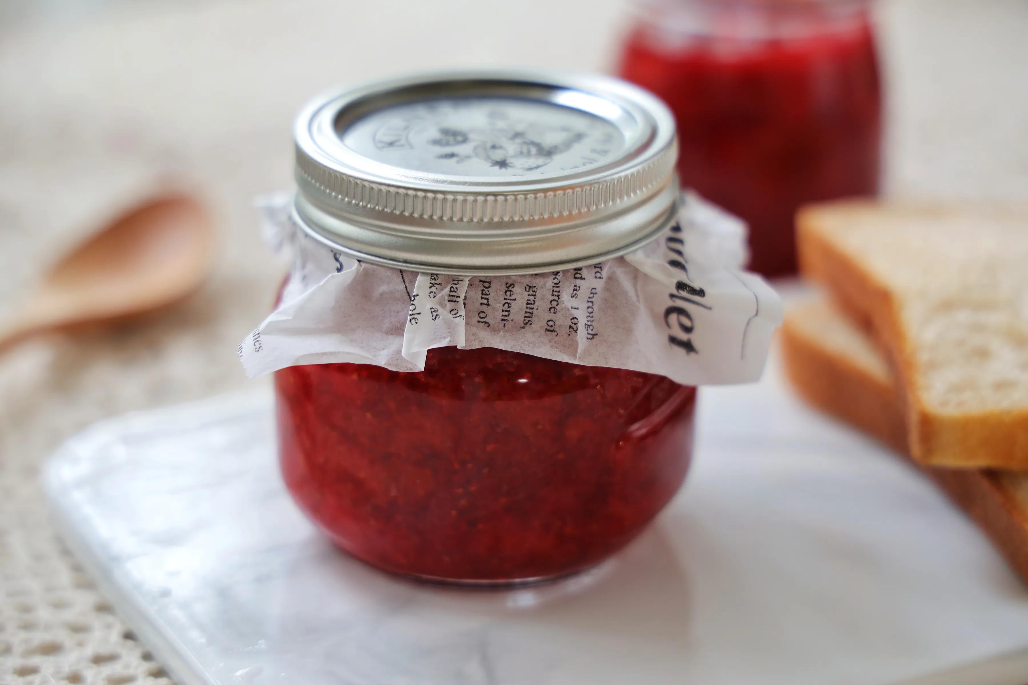 趁著草莓下季，趕緊買點回來做成醬，早餐抹在麵包上，太好吃了