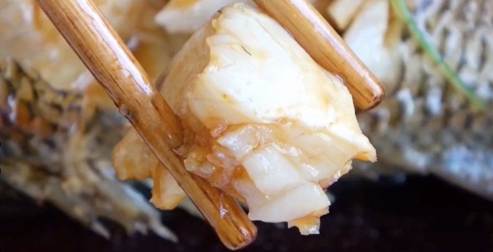 清蒸魚切記別放料酒和鹽，教你正確做法，魚肉鮮嫩多汁，不腥不老