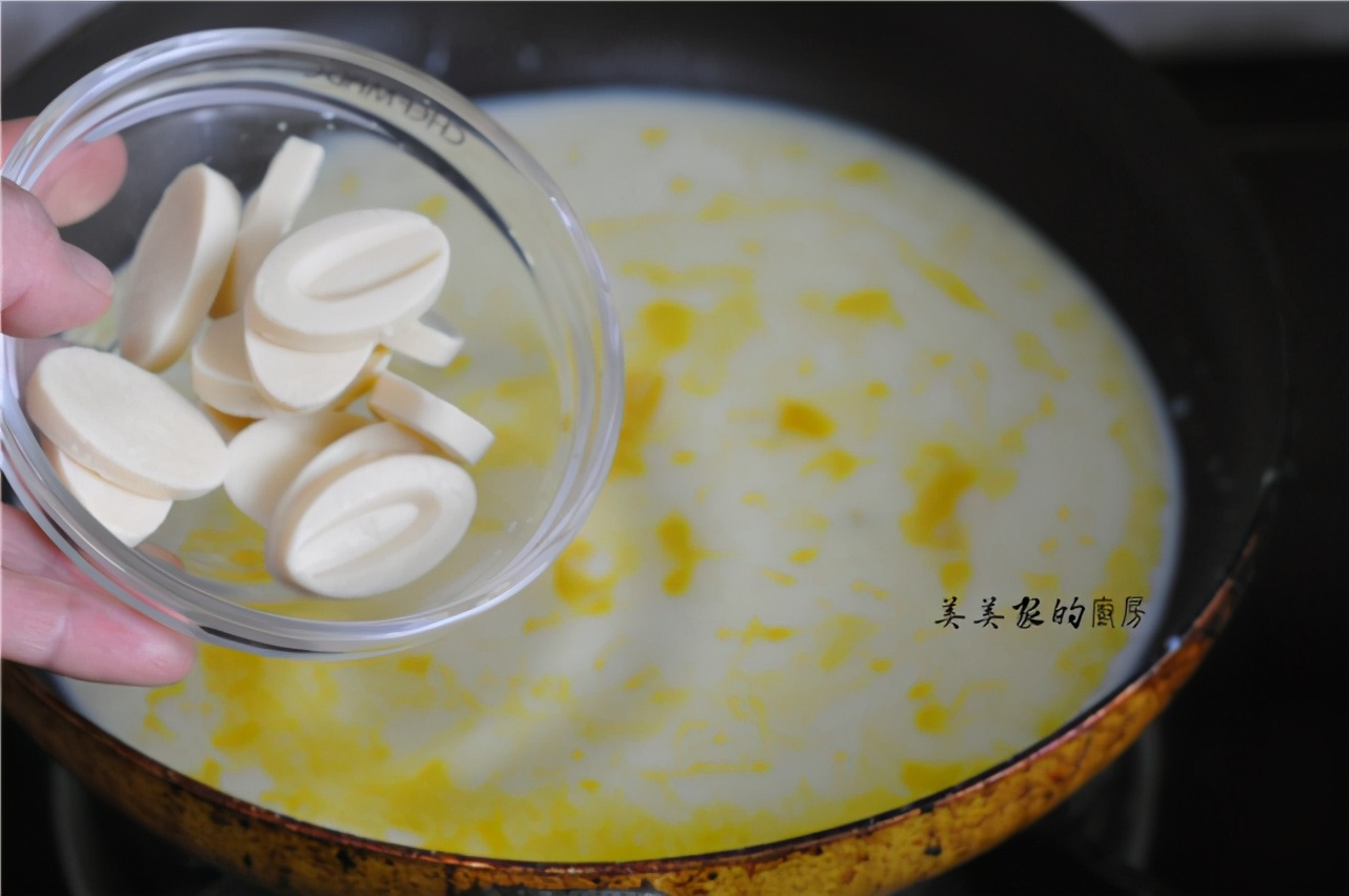 家庭自制冰激凌，有牛奶就能做，拌一拌冻一冻，香滑又绵糯