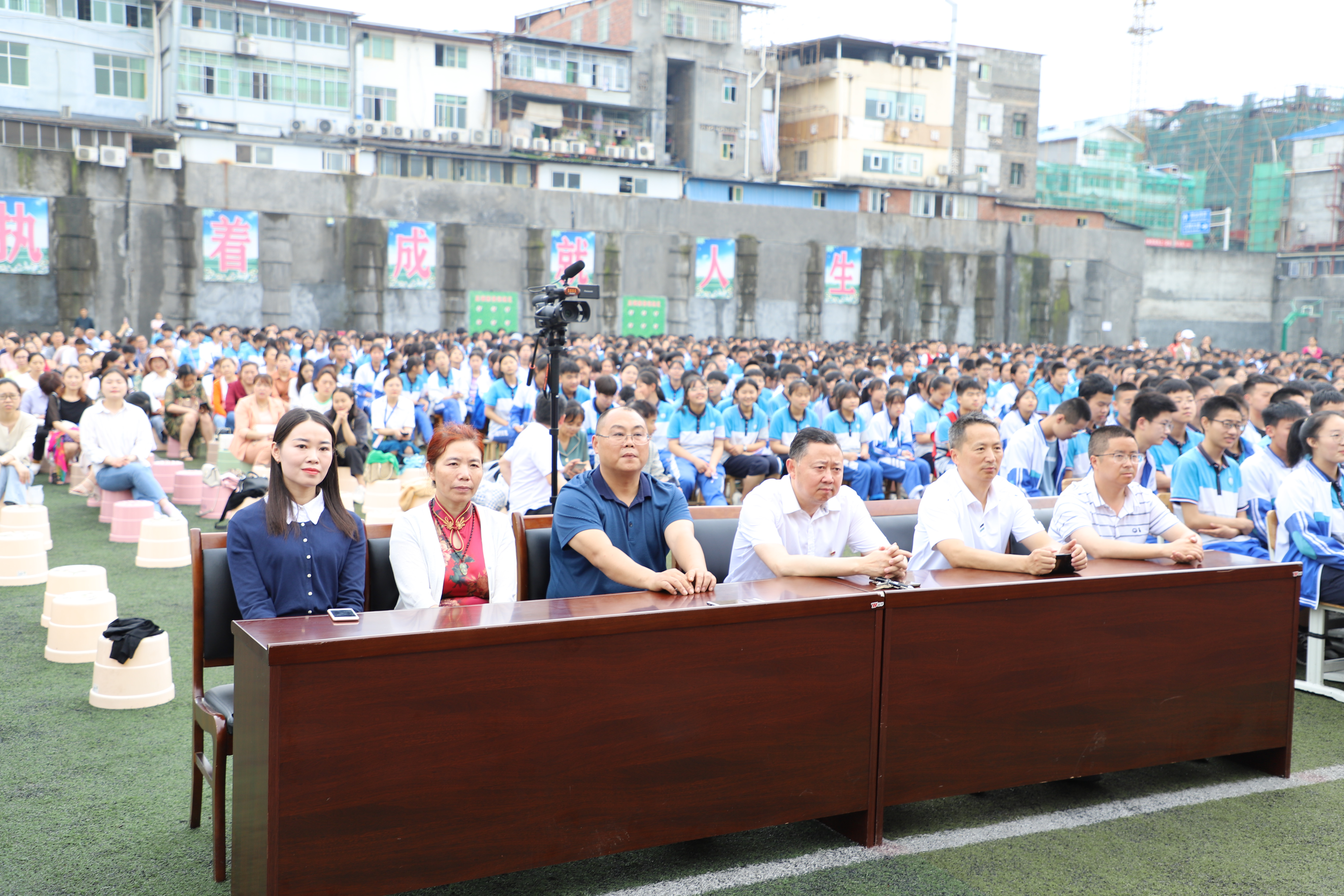 巴中市恩阳区实验中学怎么样?2021届学生毕业典礼(图1)