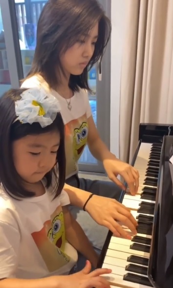 Small apple wakes wake play piano to celebrate for Zhang Ziyi unripe: Zhang Ziyi is touched so that resemble a child