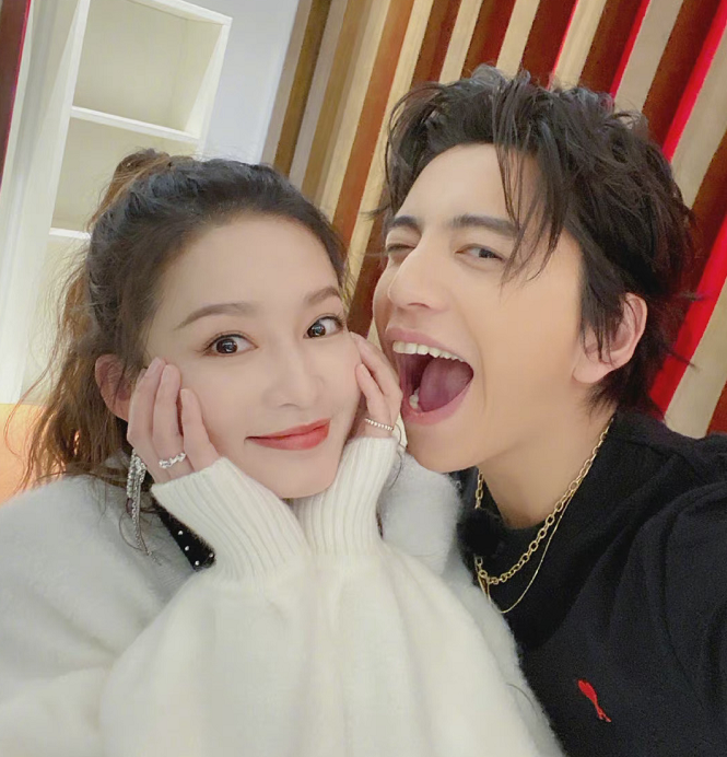 王大陆节目中抱李沁，双手位置被吐槽不绅士，