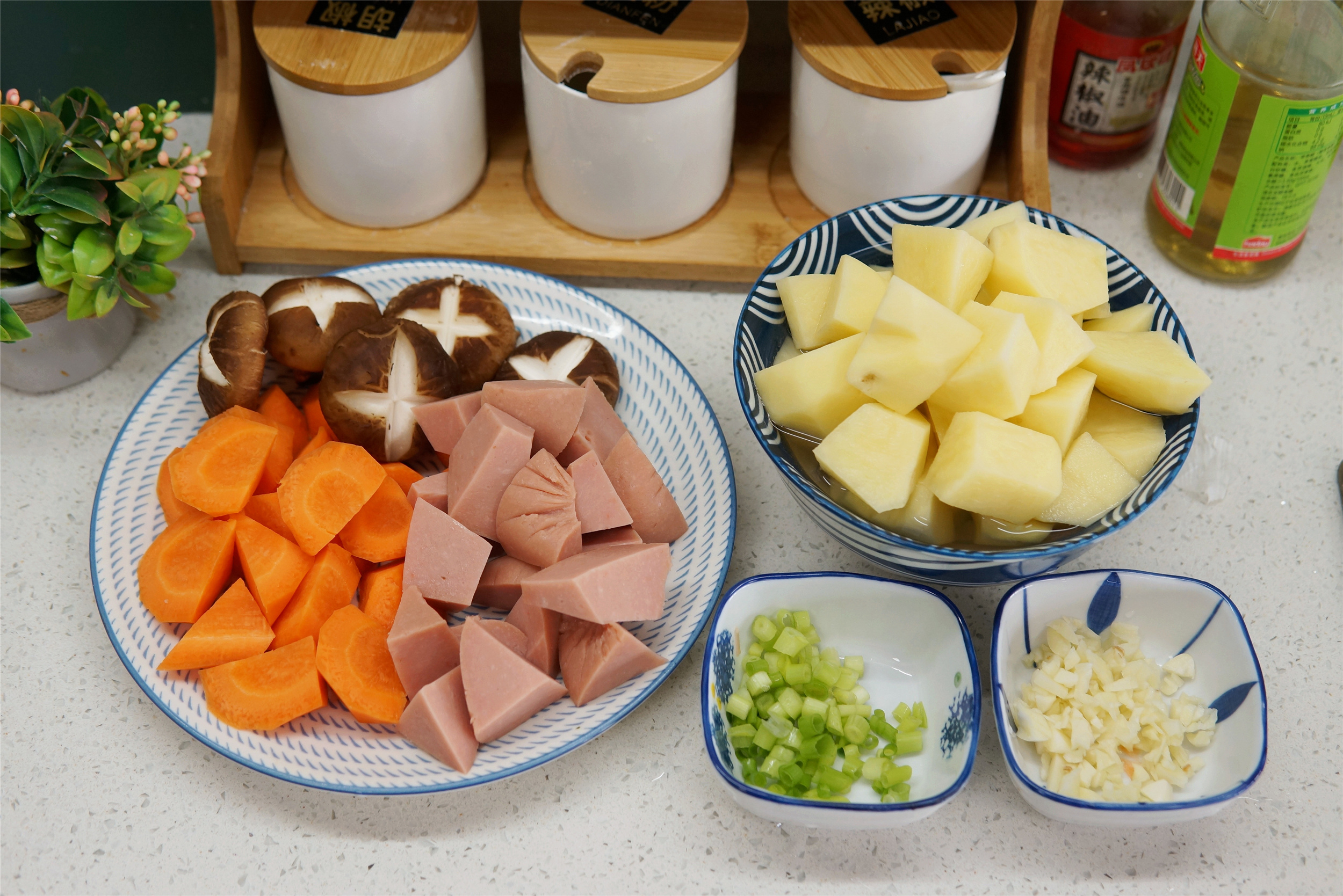 天太熱，做了一鍋“土豆燜飯”，飯菜一鍋出，省事簡單，老香了