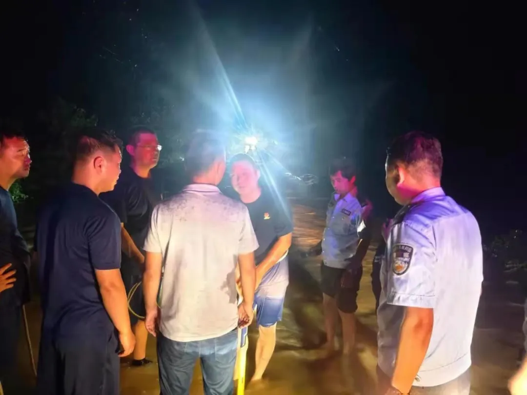 äººæ°è­¦å¯ä¸ºäººæ°ï¼çæ­»æ¶éï¼æ¡æå¿å æ±éæ°è­¦å±é¾ä¹å¤æ¾èº«æï¼