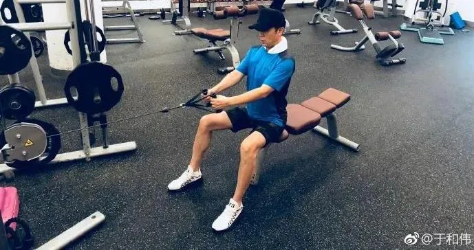李健肌肉照上热搜46岁的身材变化令人吃惊靠健身“冻龄逆生长”