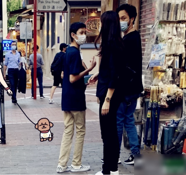 張智霖兒子母親節曬照，魔童攬媽媽臂膀顯男友力，身高赶超袁詠儀