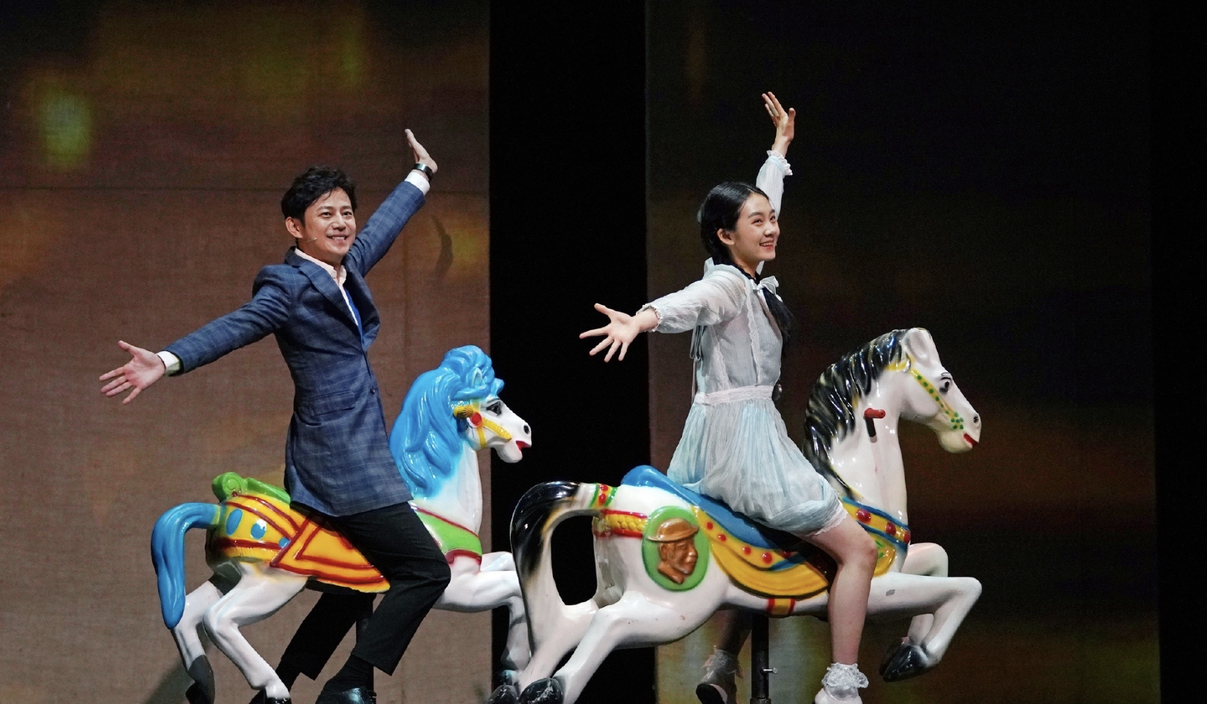 多多与话剧演员们合影，身高直逼何炅气质出众，高清舞台照再曝光