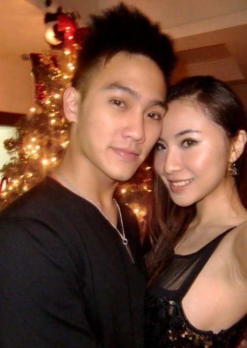 赵雅芝小儿子现身街头，颜值高获美女围观合影，还邀请网红回家玩