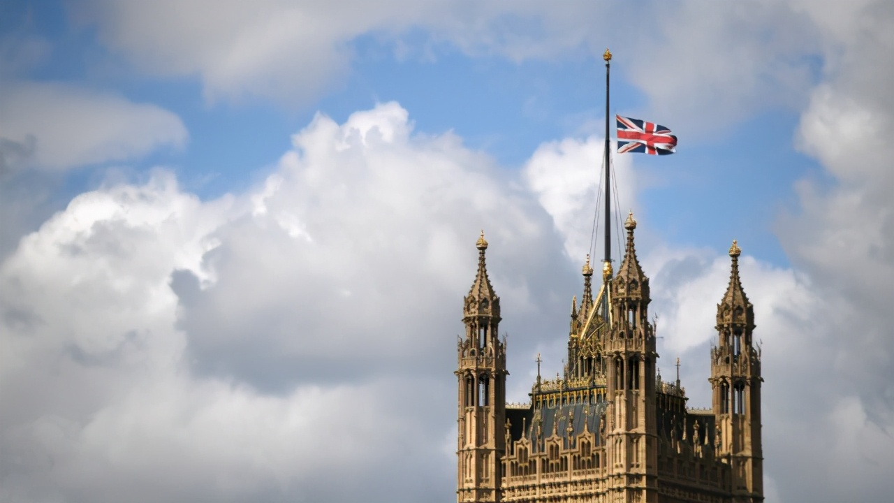 哈里梅根或回英国参加爷爷葬礼，民众：骂完王