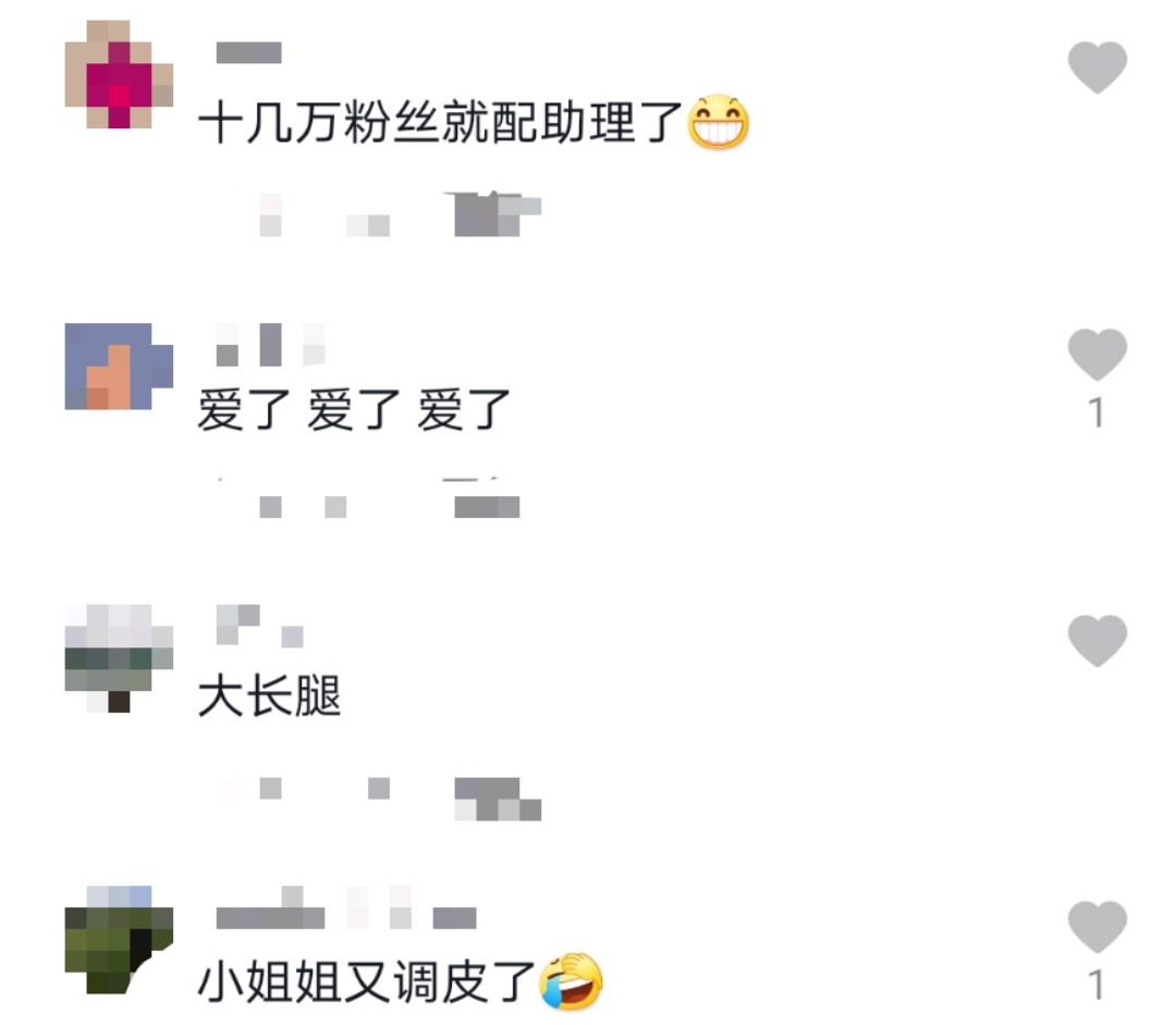 43岁锐舞天后爱戴穿紧身短裙，侧趴沙发秀大长腿，却被勒出赘肉