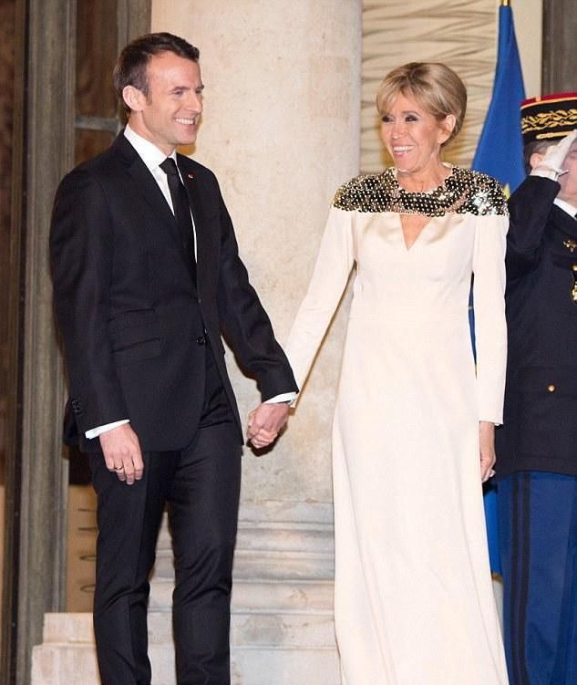 布丽吉特挽起头发惊艳了！穿水钻白裙太美，可