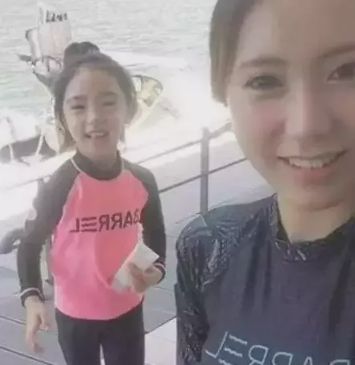 7岁女孩被经纪公司看中，愿等她10年签约，看到