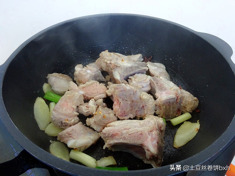 这个方法焖排骨，百吃不厌，不加一滴水，鲜香软烂又入味，特香