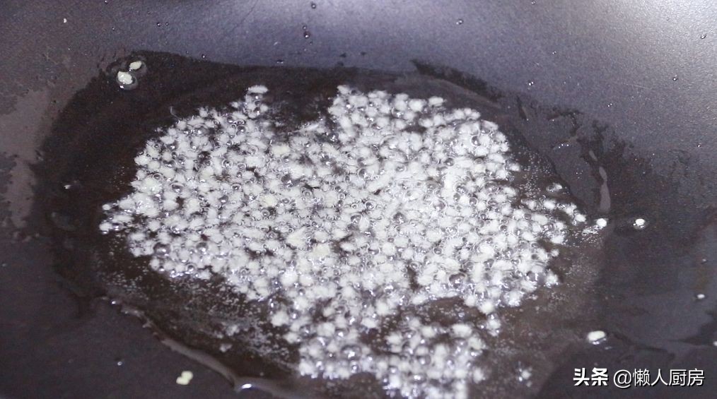 这是香煎芋头饼的做法，火候不能大，要用小火慢煎，才外脆里软