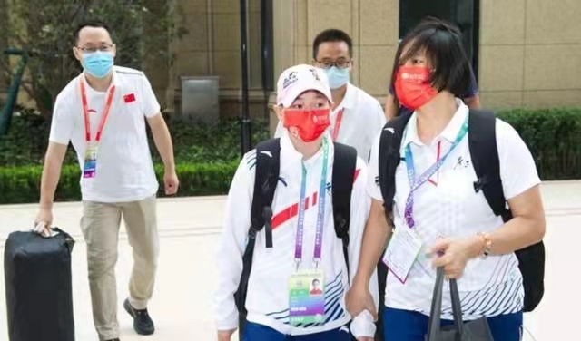 全红婵被严格“保护”！广东教练紧握她手臂寸步不离 拒绝任何采访