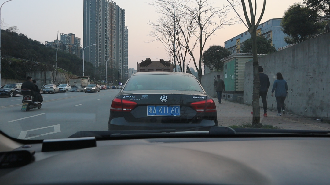 新手開車時如何判斷與前車的距離，老司機教你一招，建立車感
