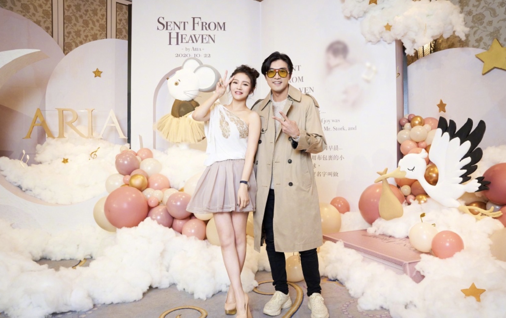 安以轩晒照为女儿庆双满月，一人抱俩妈妈力max，兄妹长相相似