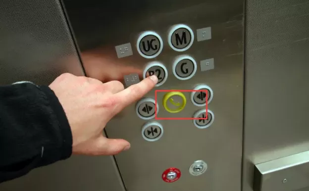 电梯吃人事件频发,被困电梯怎么办?关键时刻