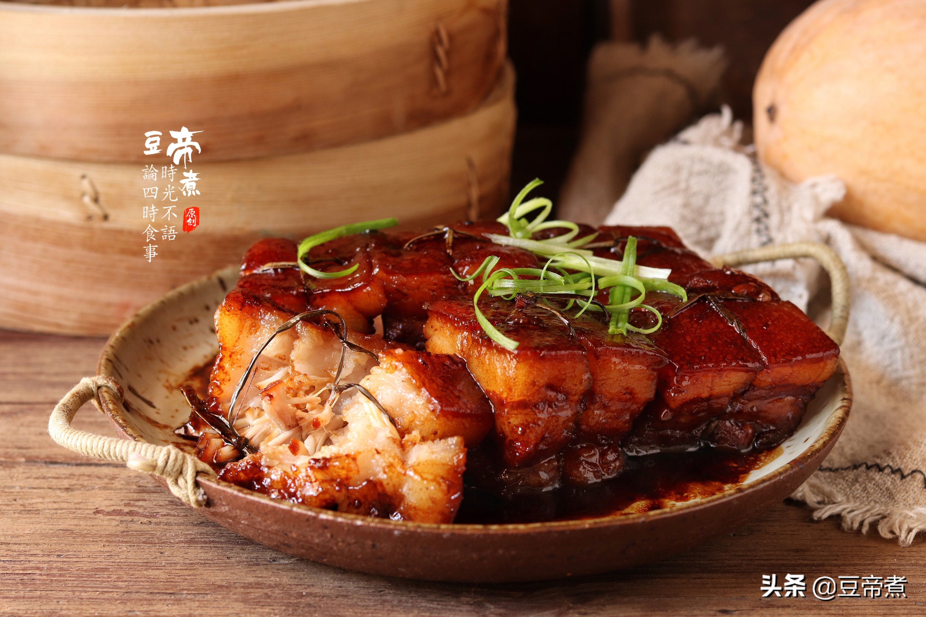 ​看看大厨是怎么做秘制东坡肉的，选料烹饪够讲究，味道就是不一样