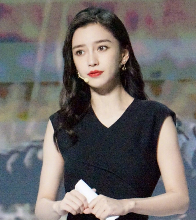 杨颖参加活动被抓拍，离开修图师的保护后，颜值状态成为热议话题