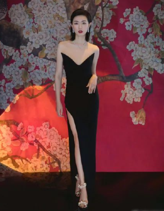 万茜回应“赖红毯”、 蹭座疑云解开了，但女星红毯大戏永不停息
