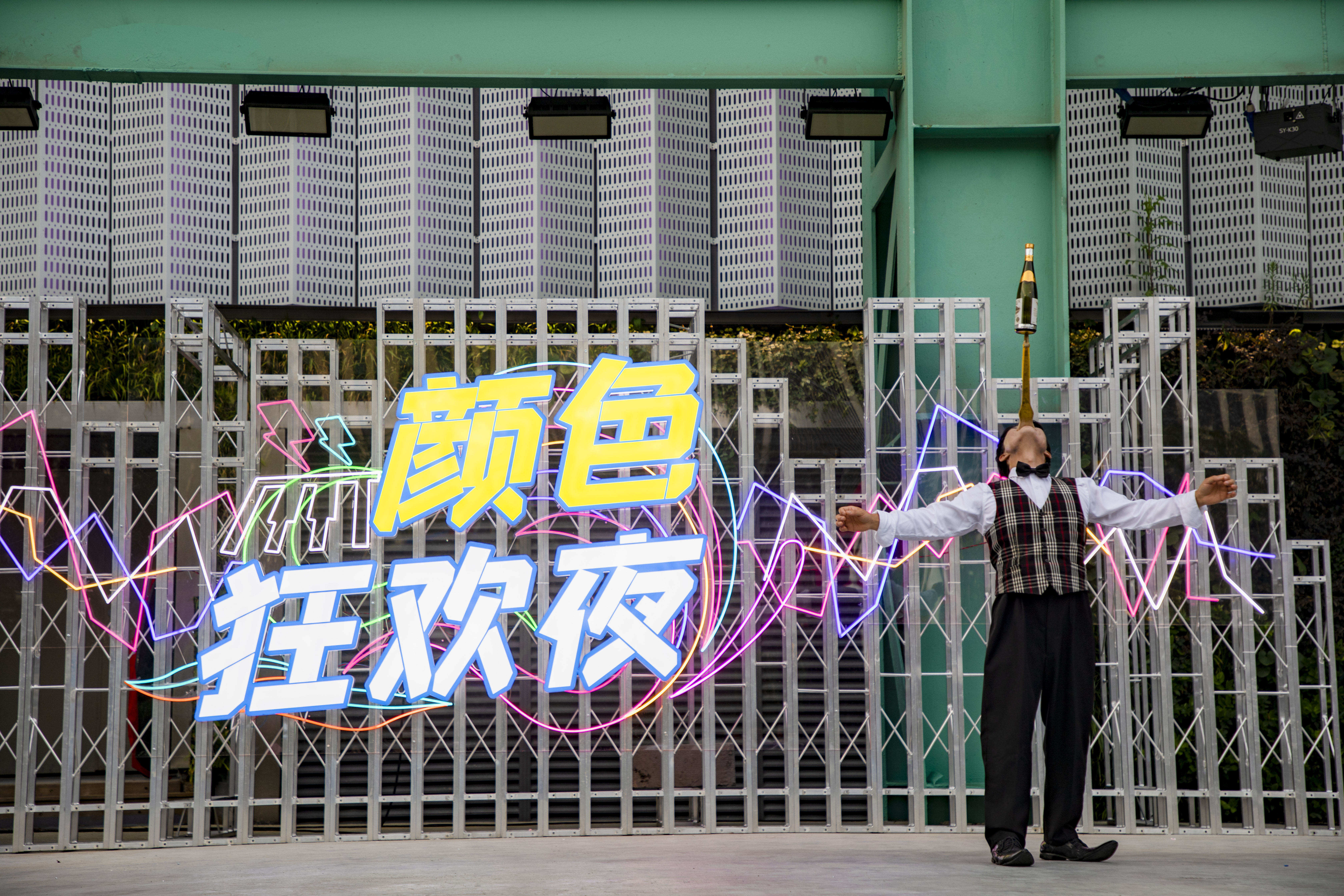 夜游上海新去处，这里有精彩的表演，也有让人沉醉的城市夜景