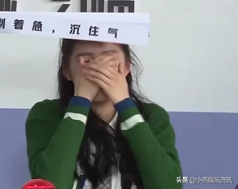 关晓彤跑男被木板敲额头时，镜头扫过baby，眼神