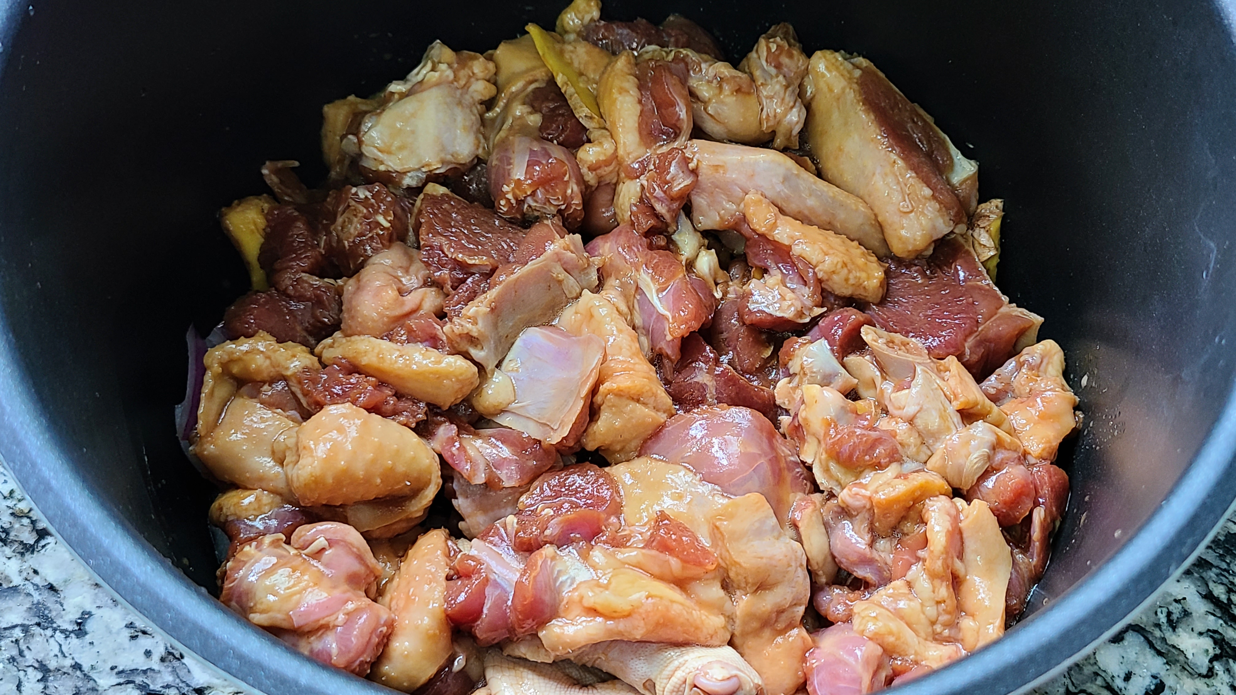 电饭煲焖鸭，不放水也能做，做法跟配方都告诉你，香味浓味道好