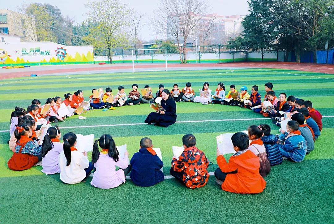 带上五官到校园里寻找春天——成都市华中附小大自然的语文课