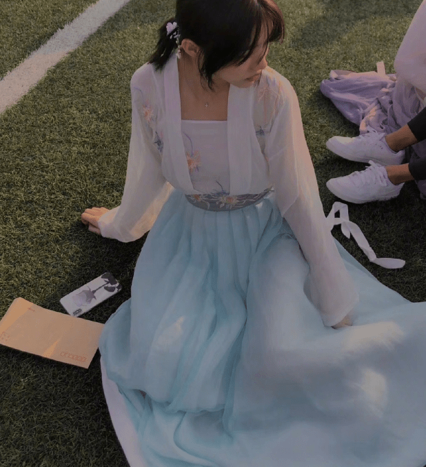 汪峰大女儿近照曝光，16岁小苹果化浓妆衣着性感，气质显成熟