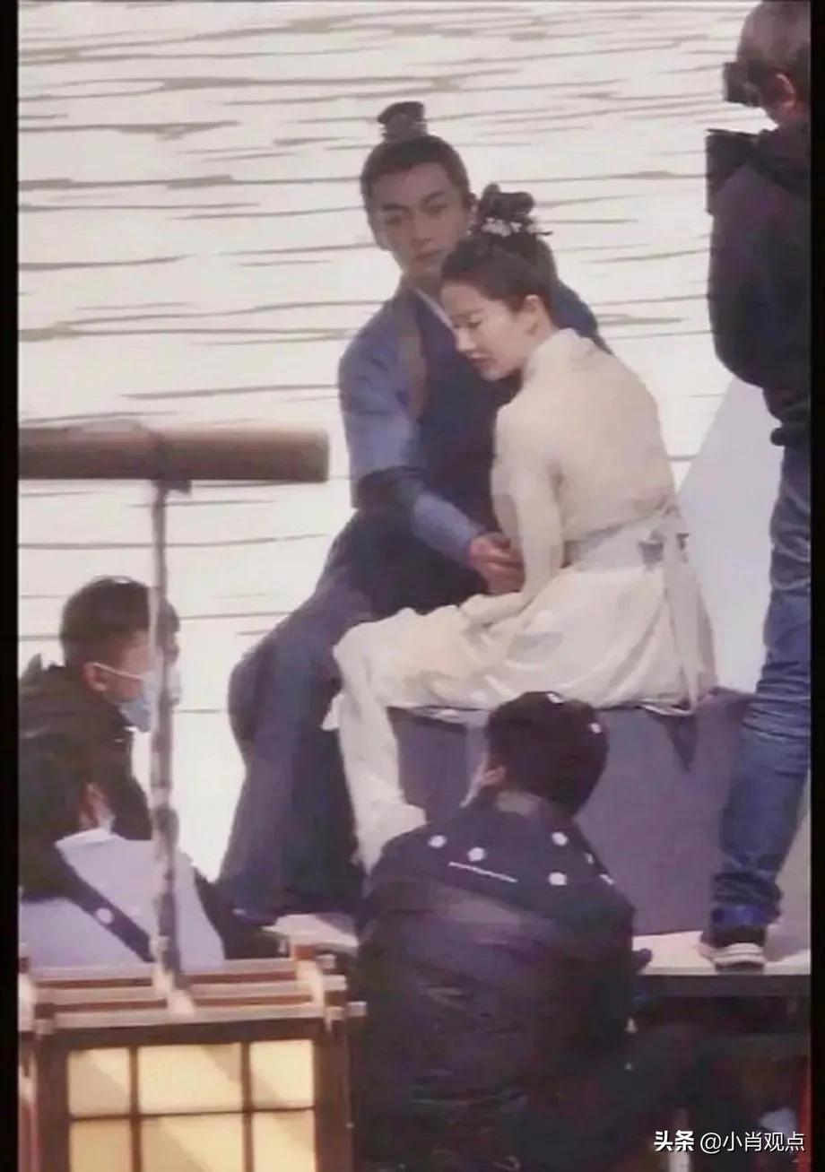 Liu Yifei old dawn pulls hand road to appear, " dream China is recorded " it is what immortal combination