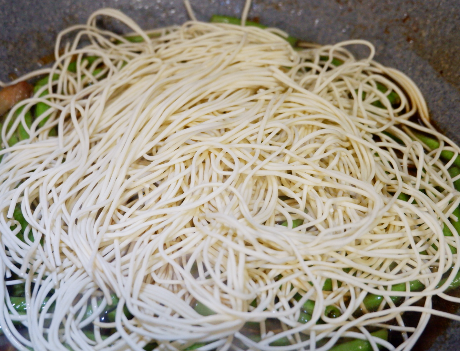 圖片[5]-做豆角燜面時(shí)有人先煮面有人直接燜教你1招不粘鍋更入味-起舞食譜網(wǎng)