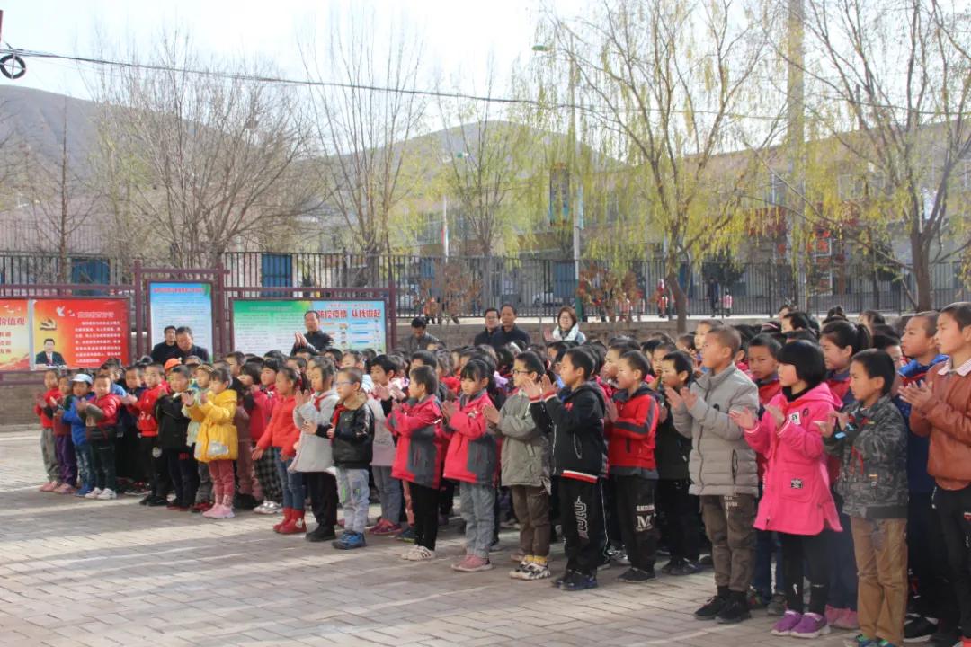 情暖贫困儿童 助力脱贫攻坚—白银市妇联举行“爱心书包”发放活动