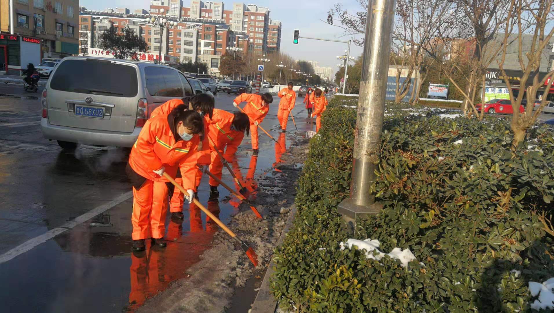 临沭城市管理局开展“清雪铲冰迎元旦”志愿服务活动保障节日环境