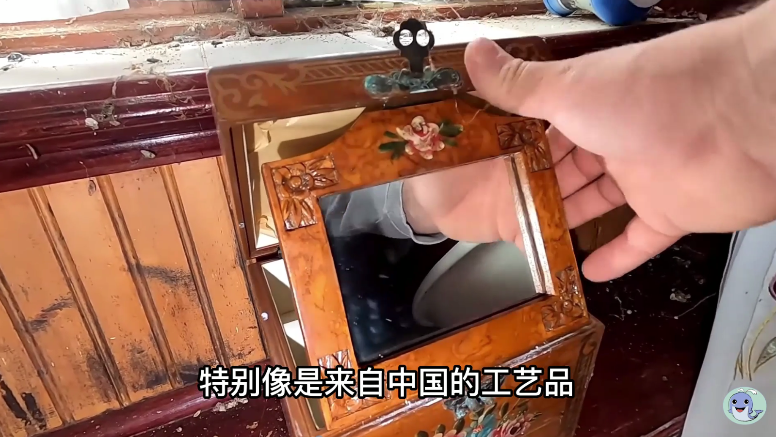 这是一栋被主人遗弃的房屋，价值180万的汽车都不要了