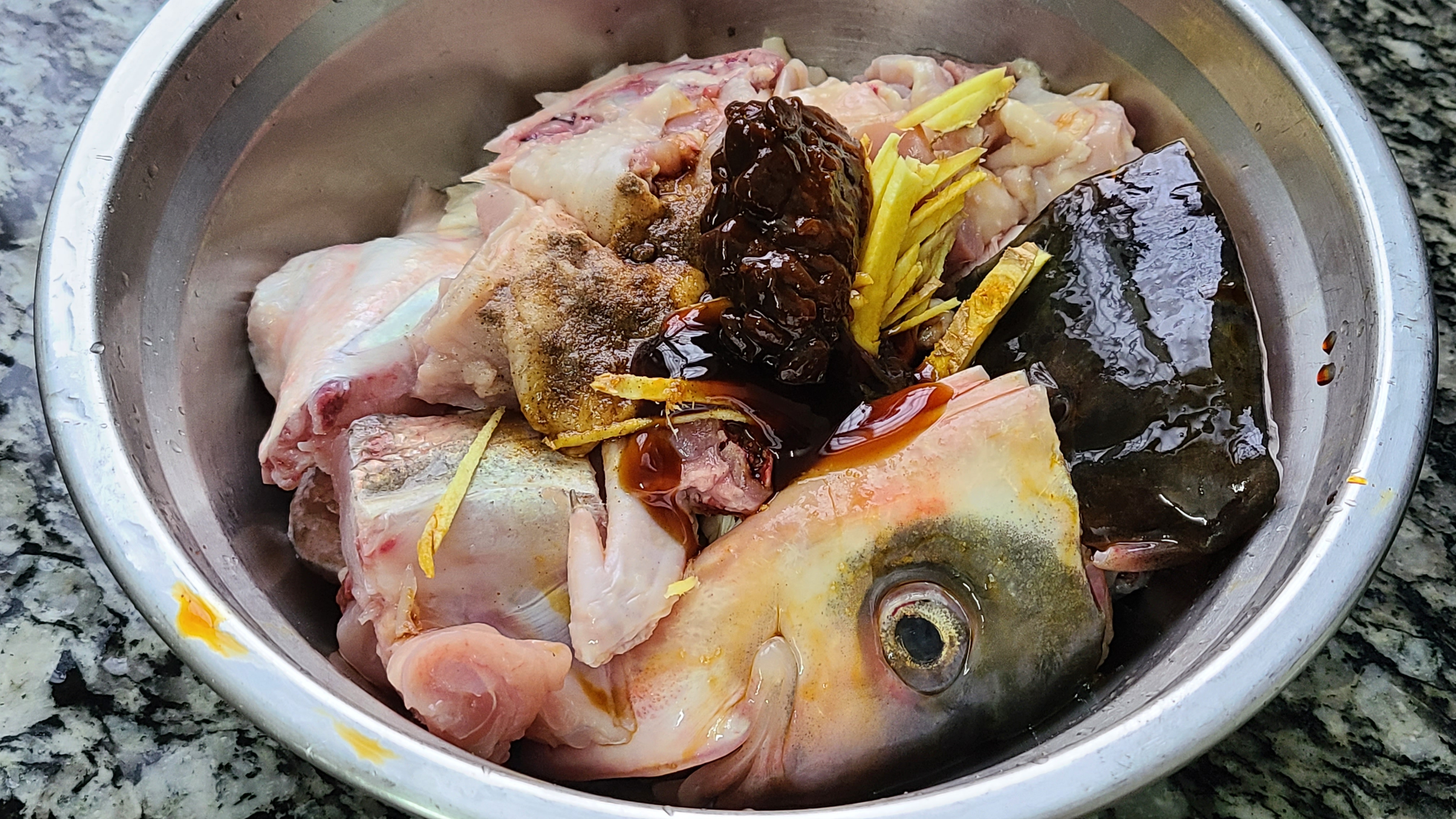 快過年了，教你一道簡單又好吃的魚頭蒸雞，味道鮮美