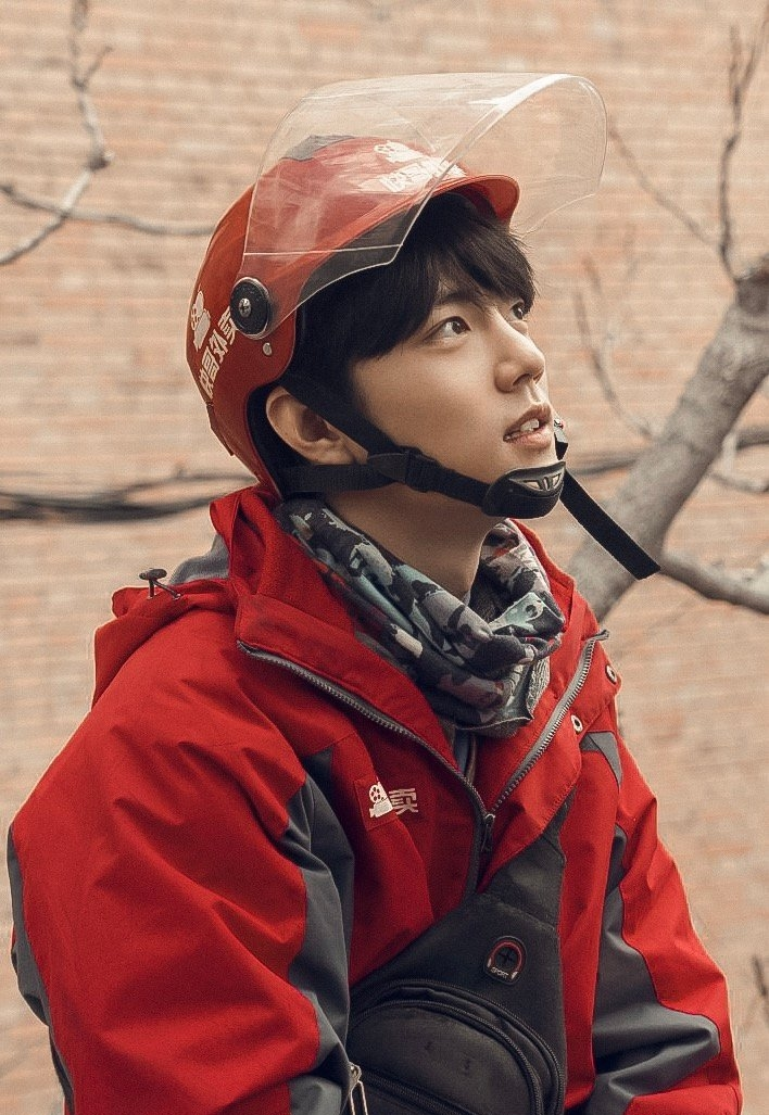 被粉丝和黑子联手“架在火上烤”，元气大伤的