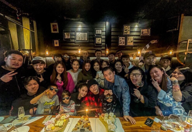 周杰倫生日現場大合照曝光，兒女正臉出鏡，海瑟薇高冷羅密歐可愛